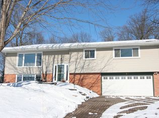 9480 Shady Point Rd, Chaska, MN 55318