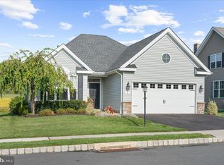 8 Fox Chase Ln, Oley, PA 19547