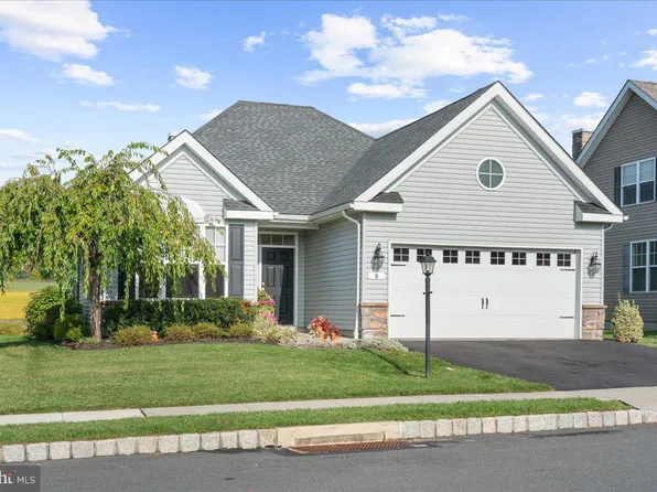 8 Fox Chase Ln, Oley, PA 19547
