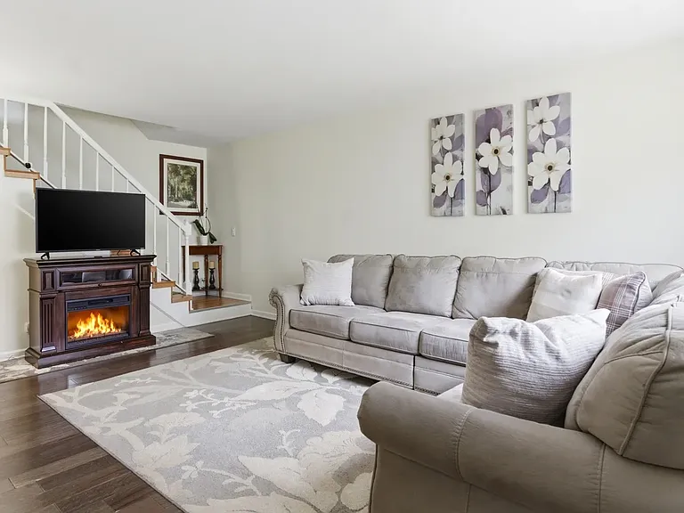 2S734 Winchester Cir W #3 — Photo 2