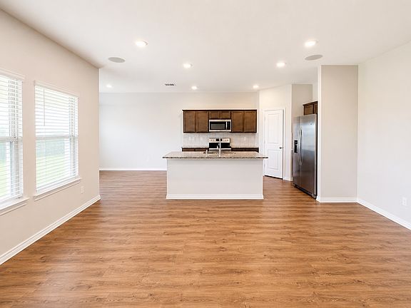 3rd image of 819 Rustic Way