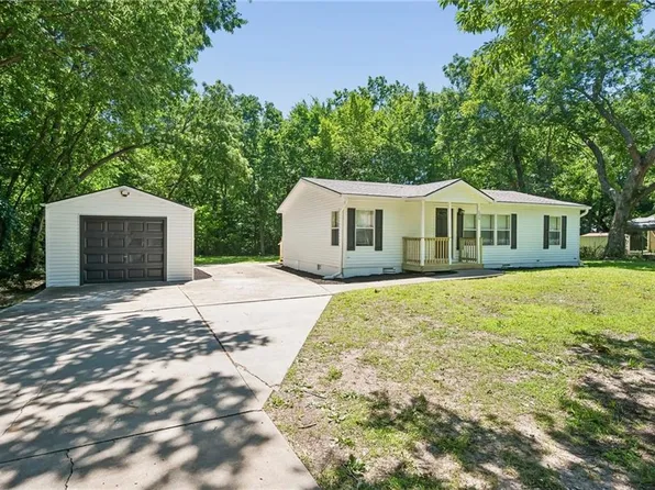 125 Gould St, Tonganoxie, KS 66086