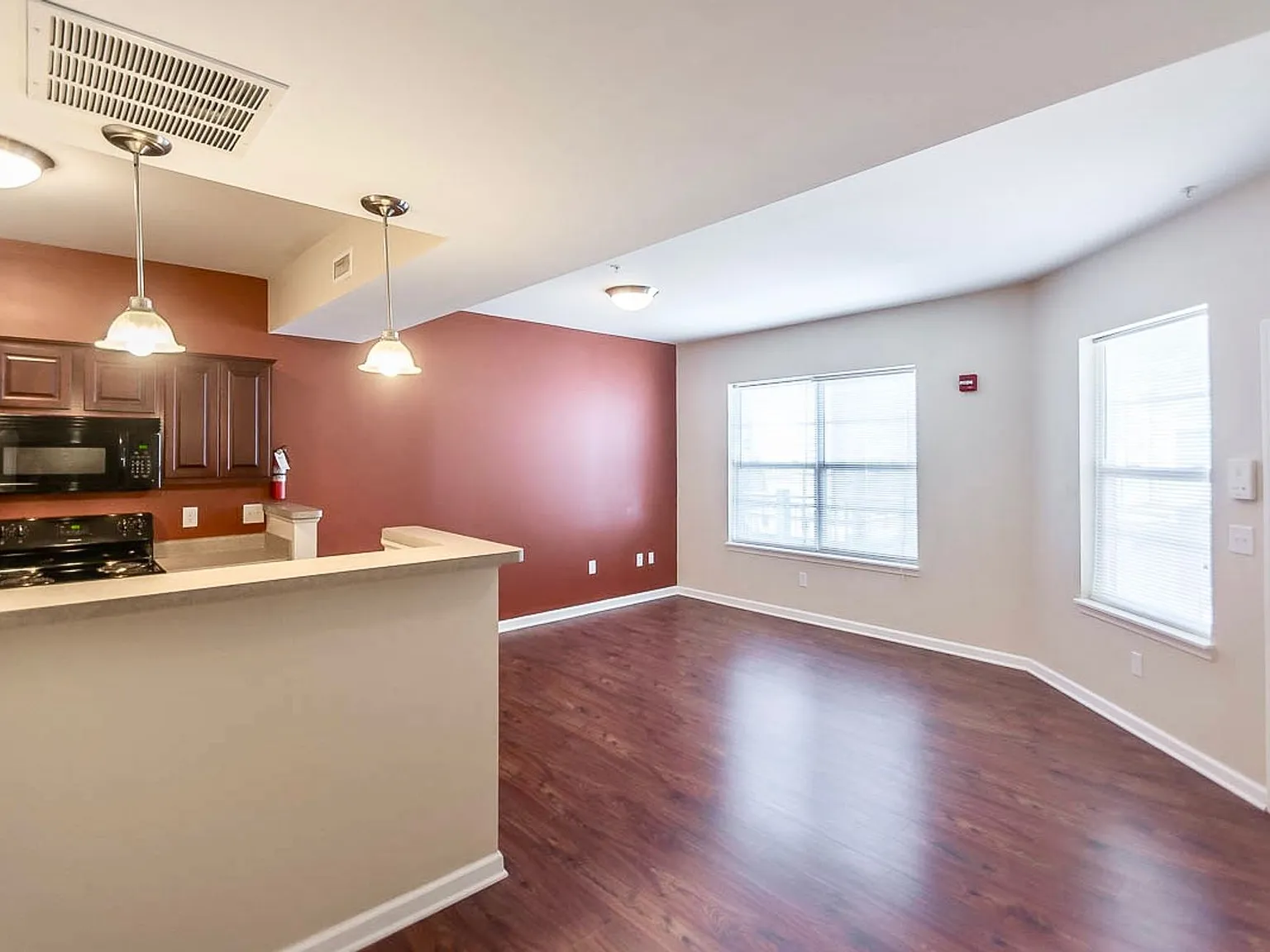 Tenth & College Horizons Apartments — Photo 2