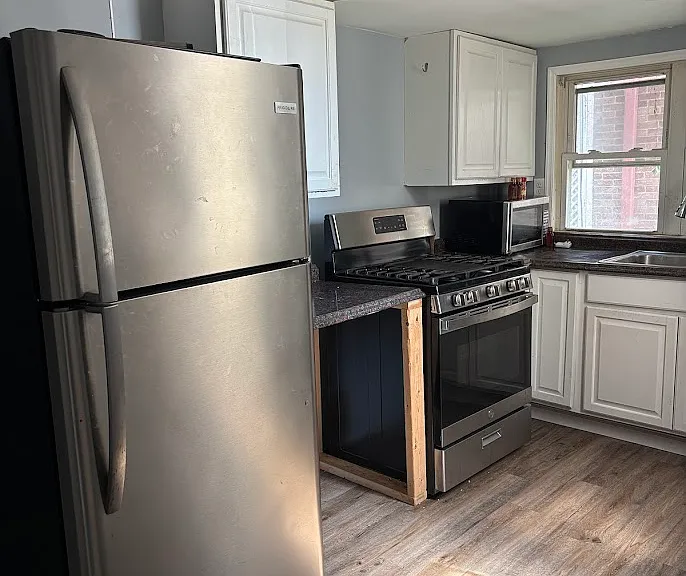 135-137 W River St #135 — Photo 5