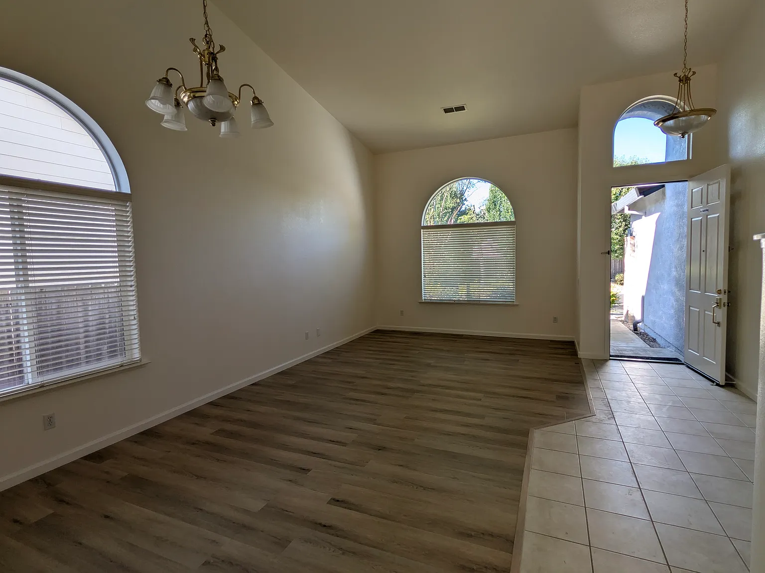 4 bed, 2486 sqft, $3,300 — Photo 2