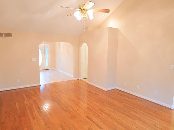 5th image of 804 Harlan Dr