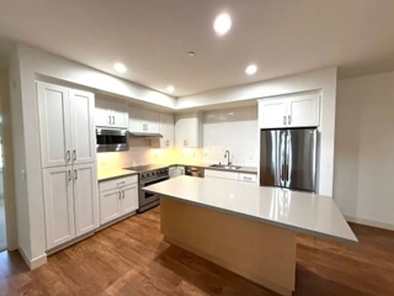 912 Lundy Ln — Photo 3