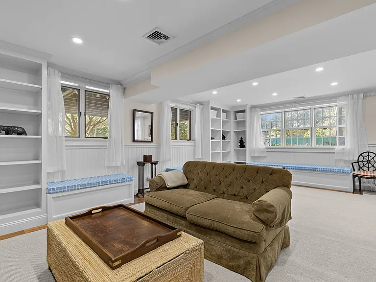 16 Tuckahoe Ln — Photo 4