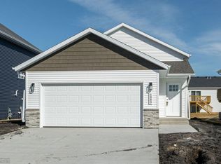 6880 Thomas St, Horace, ND 58047