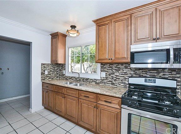 3rd image of 2397 Farringdon Ave
