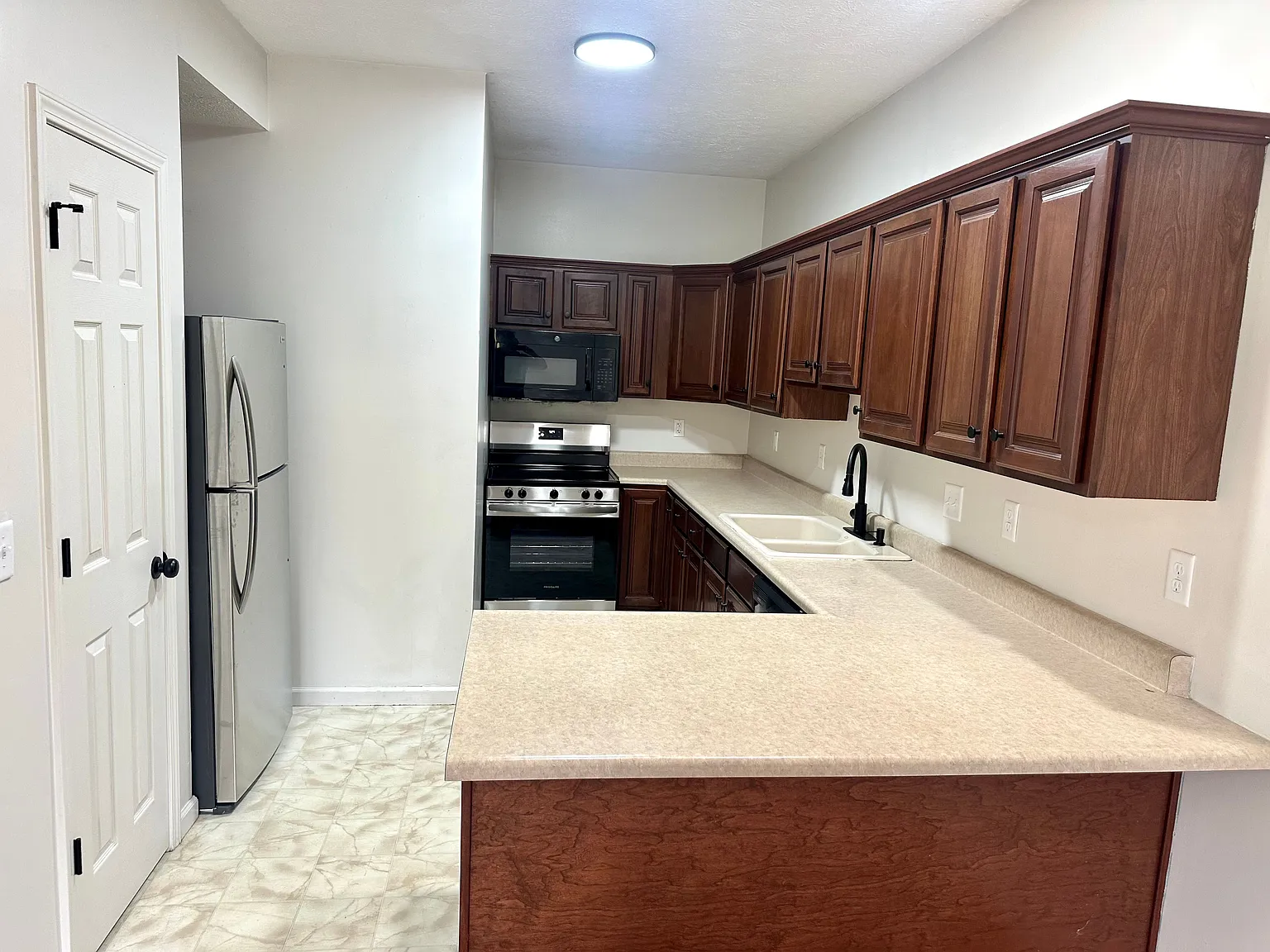 3 bed, 2.5 bath, 2000 sqft, $1,900 — Photo 3
