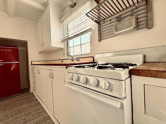 2nd image of 358 1/2 Loma Vista St