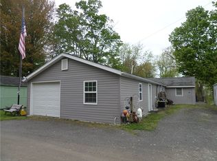 40 Cowells Beach Rd, Erie, PA 16511