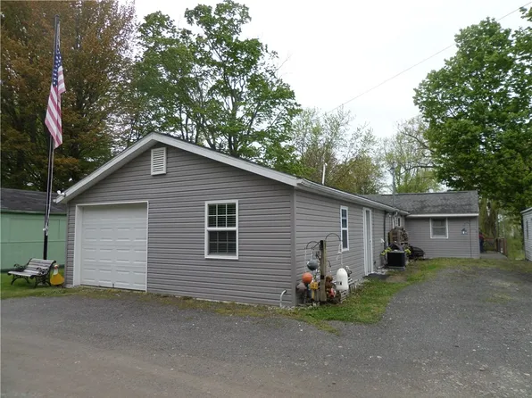40 Cowells Beach Rd, Erie, PA 16511