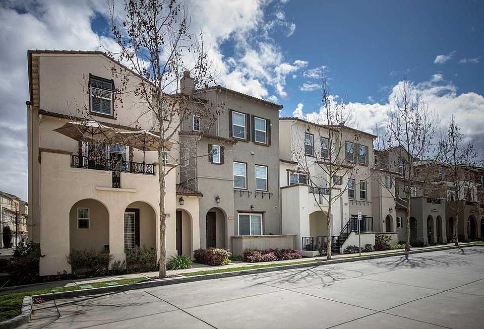 Corner-unit townhouse