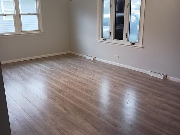 3rd image of 903 Mayfield Dr