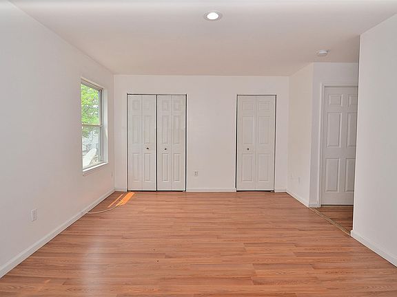 4th image of 115 Oxford Ave #1