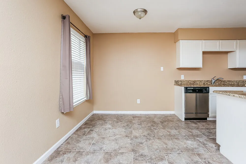 3 bed, 2.0 bath, 1417 sqft, $2,010 — Photo 4