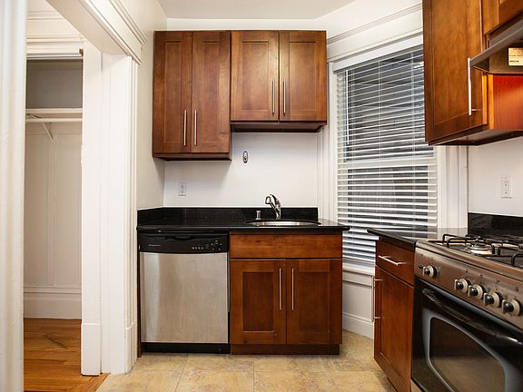2nd image of 1303 Leavenworth St #26