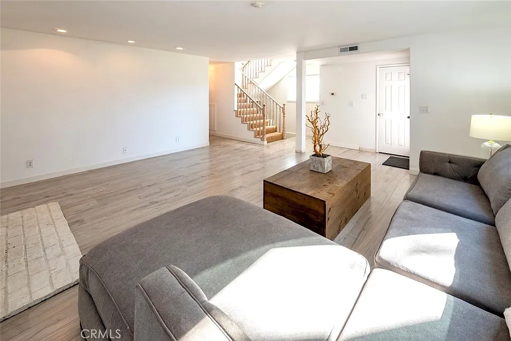 2 bed, 2.5 bath, 1664 sqft, $5,500 — Photo 2