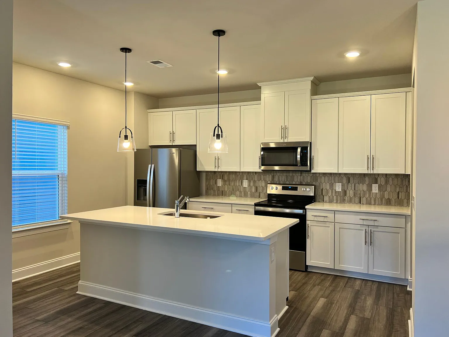 3 bed, 1633 sqft, $2,300 — Photo 2