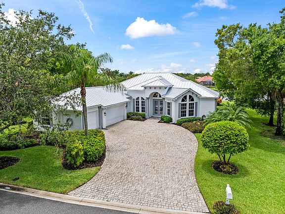 3rd image of 918 SW Blue Stem Way