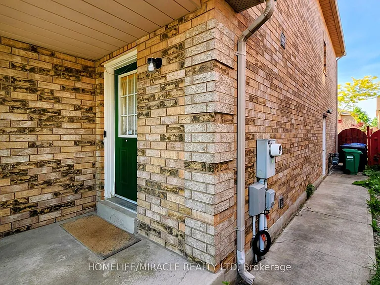 102 Whiteface Cres — Photo 3