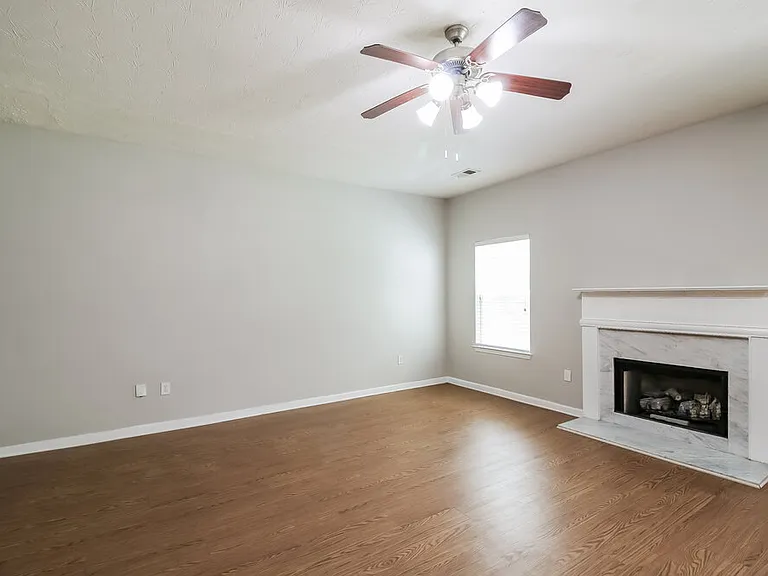112 Garrison Ln — Photo 5