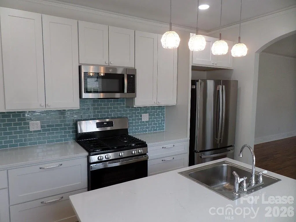 2 bed, 2.0 bath, 1196 sqft, $3,500 — Photo 2