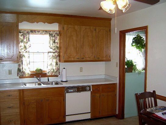 SUNNY EAT IN KITCHEN