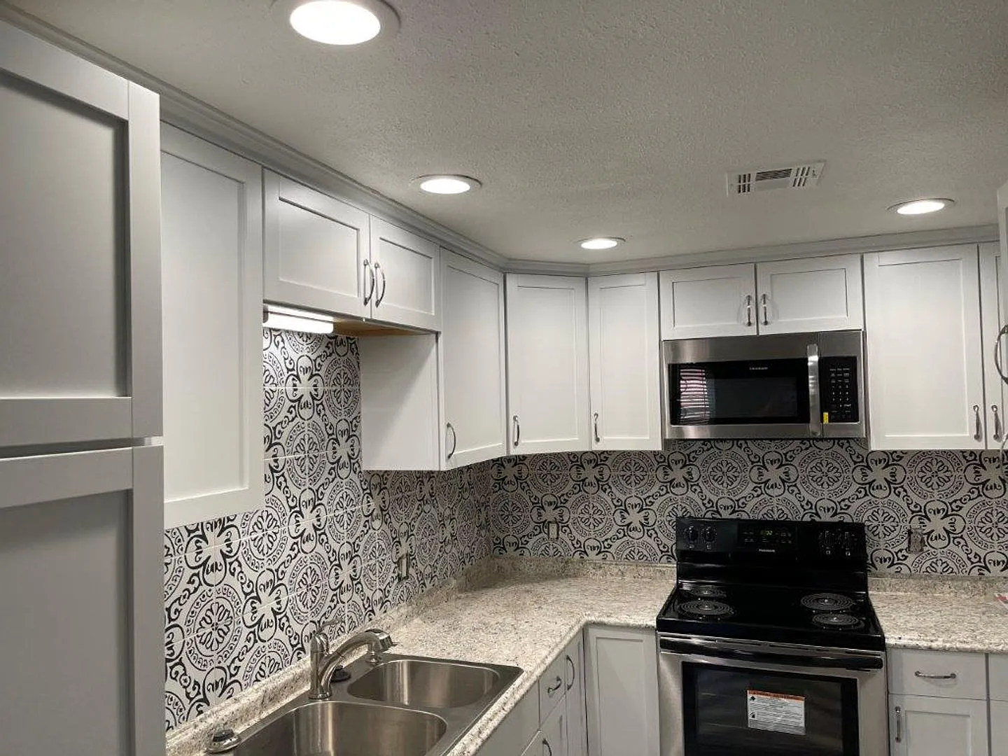 Pets OK! Moore Schools, 2 bed 2 full bath duplex with fenced yard and one car garage! — Photo 2