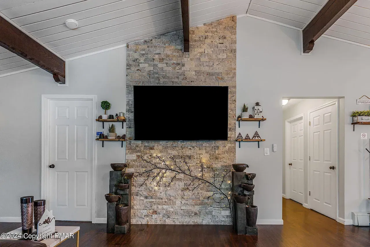 4 bed, 2400 sqft, $2,400 — Photo 4