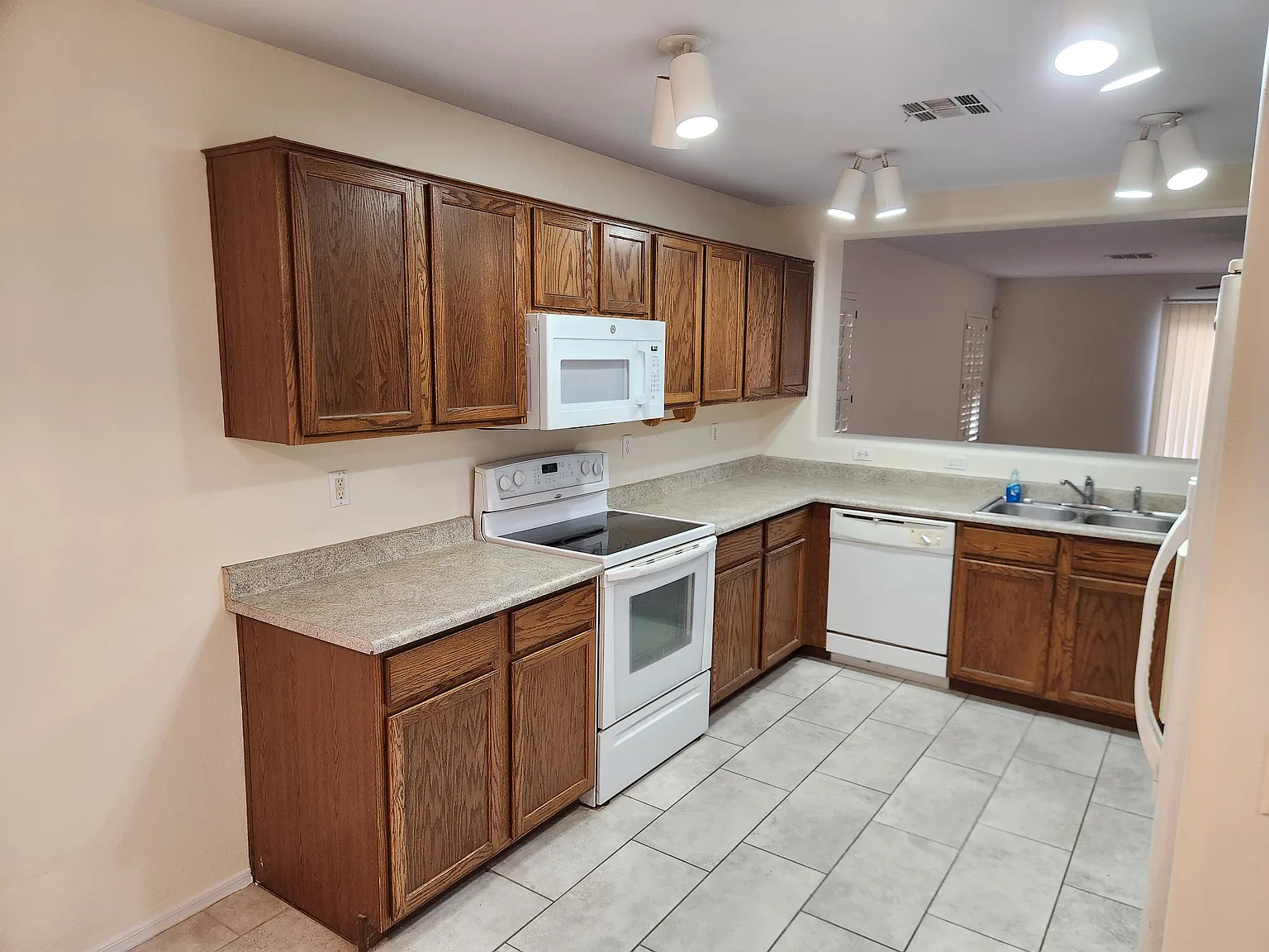 3 bed, 1424 sqft, $1,695 — Photo 3
