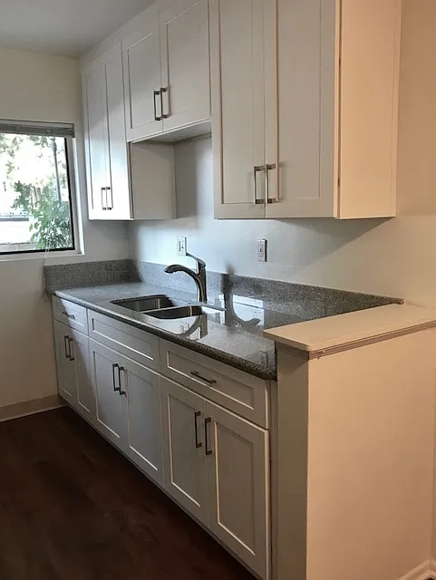 112 N Mar Vista Ave — Photo 2