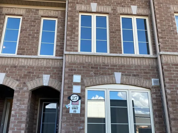 27 Finegan Cir, Brampton, ON L7A 4Z7