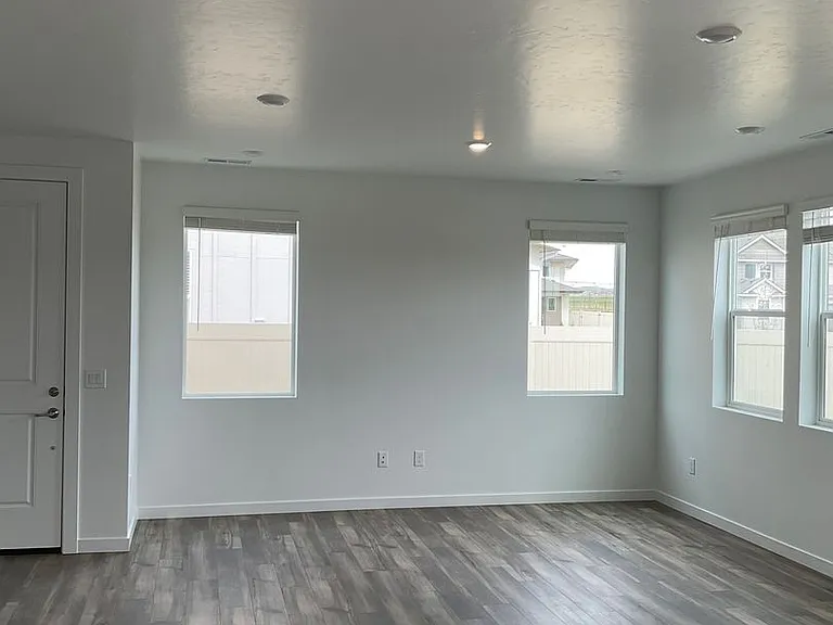 1832 N Big Star Ave — Photo 2