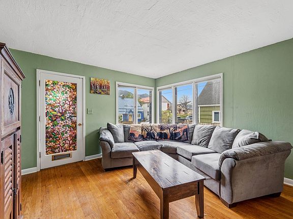 4th image of 923 D St