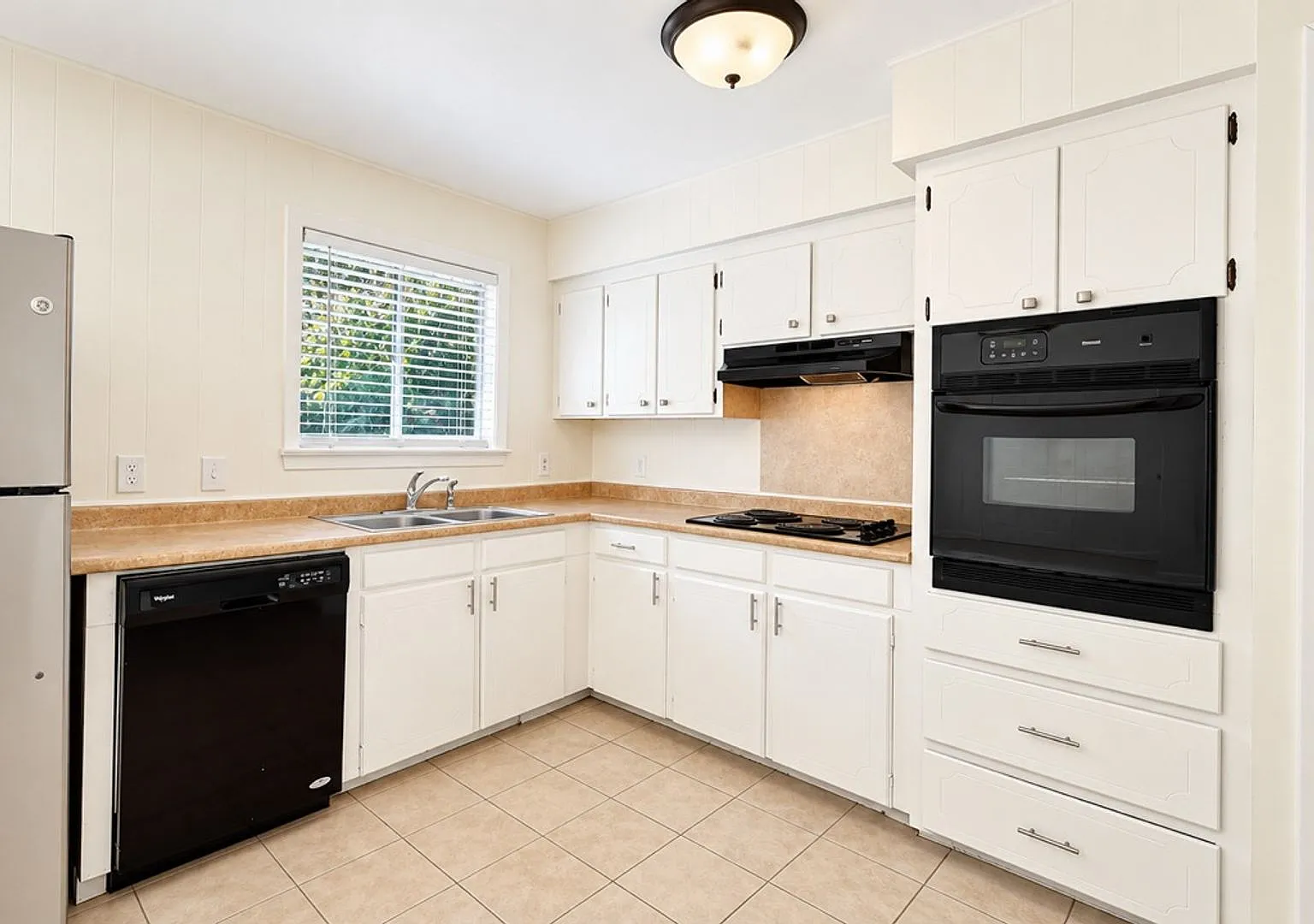 3 Bedroom Home in Kenilworth — Photo 4