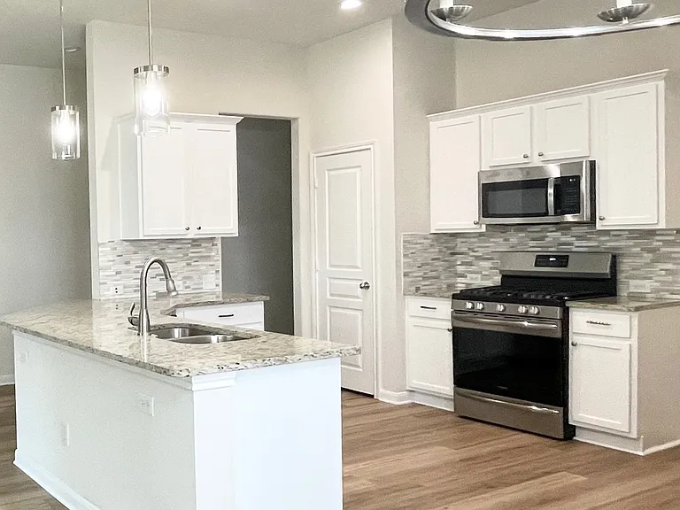 2705 Lumina Dr — Photo 2