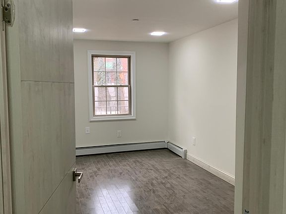4th image of 1619 Melville St Floor 1
