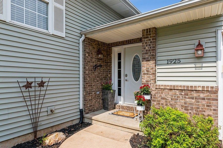 1925 Parkland Dr, Ely, IA 52227 | Zillow