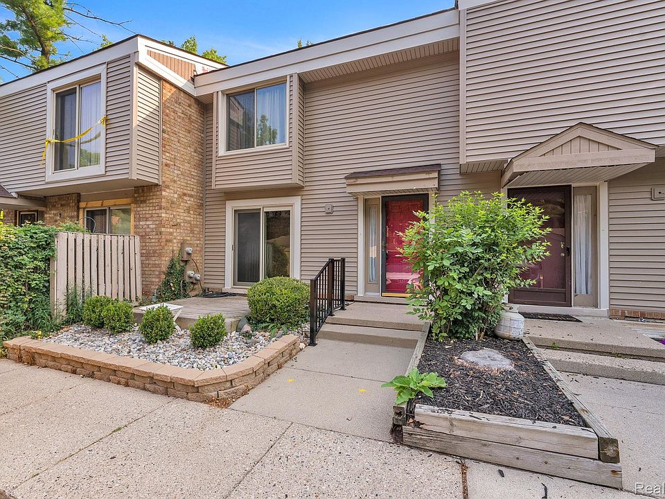 1st image of 1424 Oakbrook E
