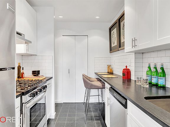 5th image of 300 E 74th St APT 10A