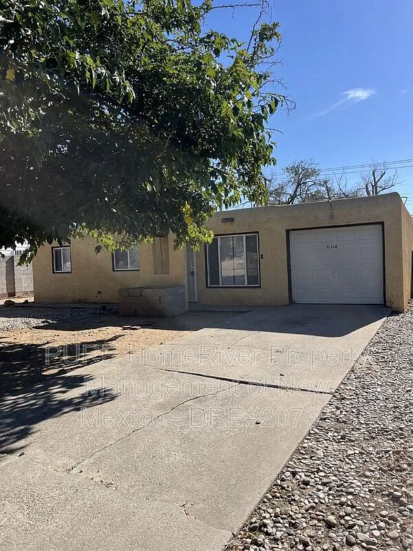 3 bed, 1.0 bath, 1176 sqft, $1,525 — Photo 1