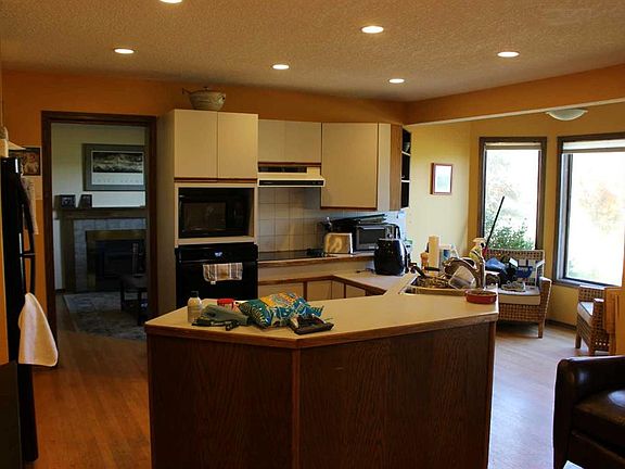 3rd image of 405 Maple Cres W