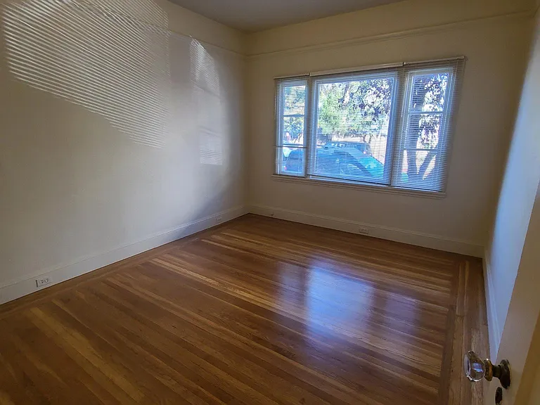 1828 Walnut St — Photo 2