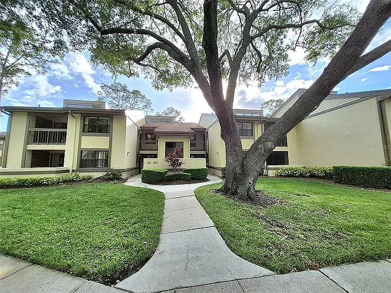 10 Woodlake Place