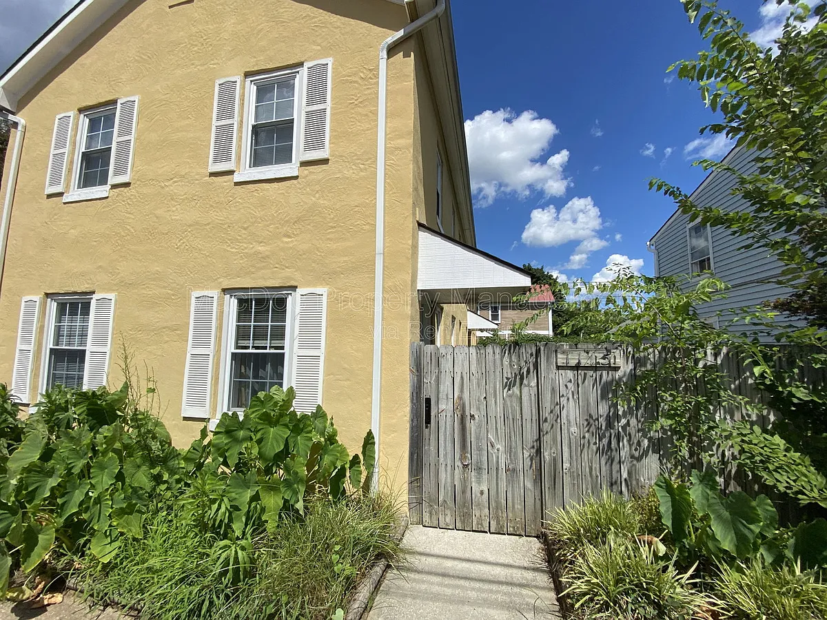 Building Photo - 1115 Winchester St #C