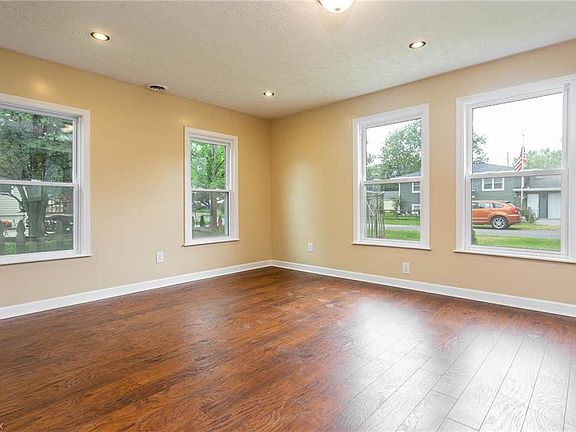 4th image of 779 Kenilworth Ave