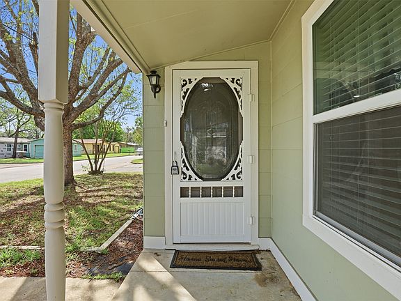 5th image of 320 W Rucker St